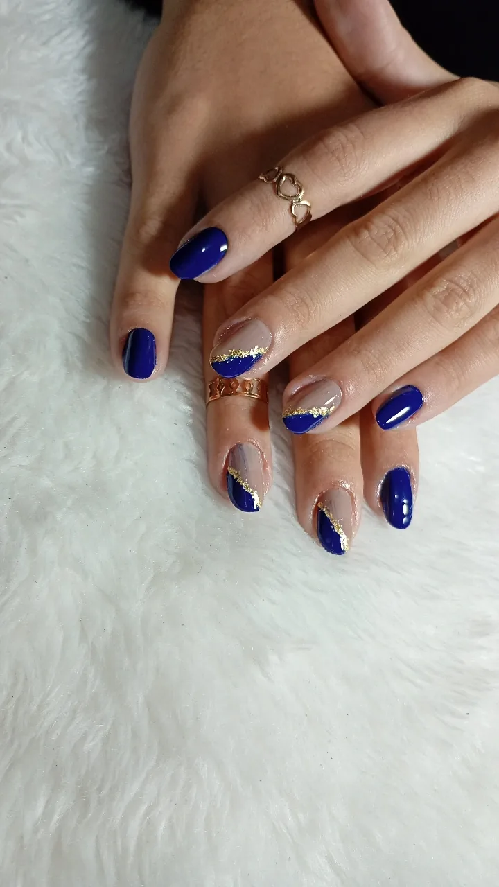 Azul royal com detalhes dourados