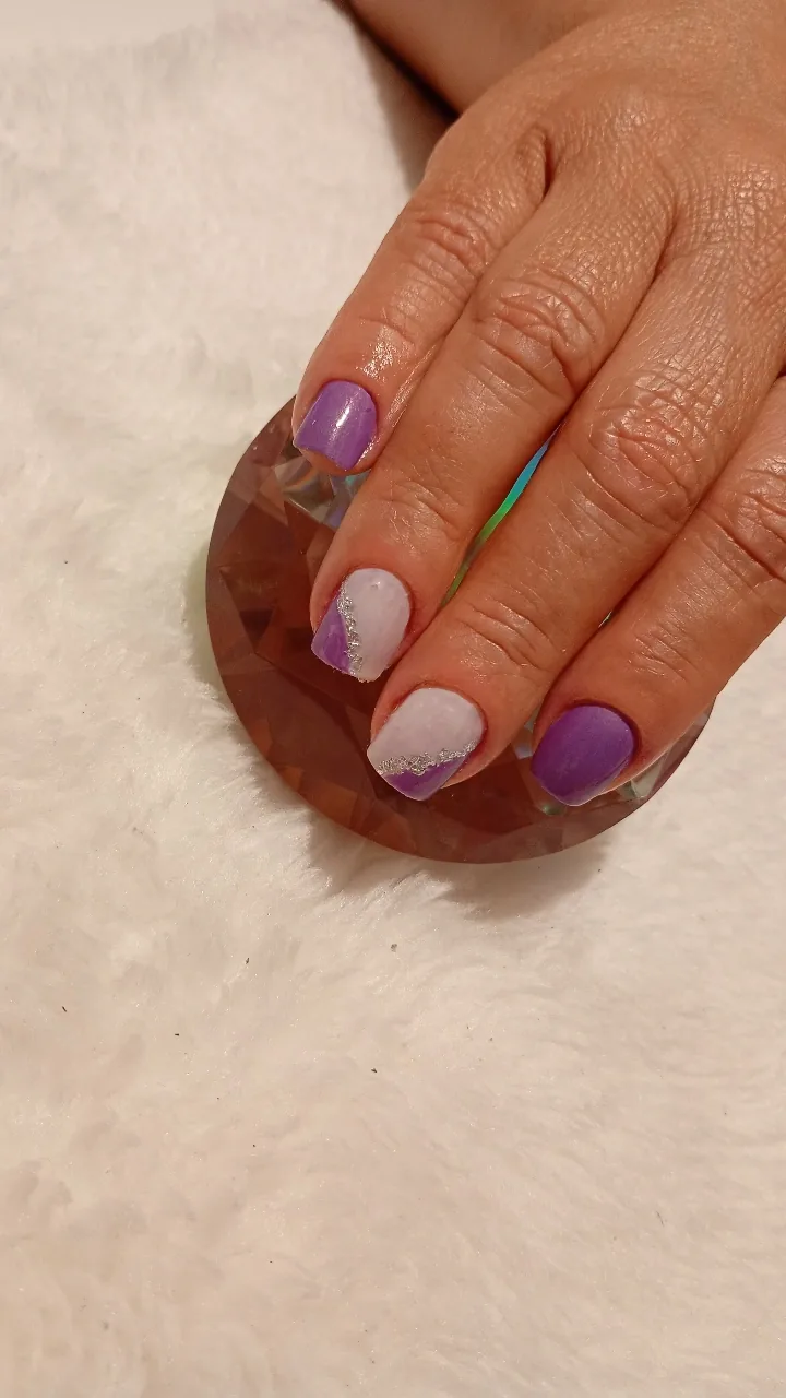 Esmaltação em gel lilás com detalhe nude