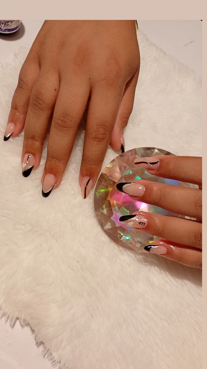 Nail art com traços pretos sobre base nude
