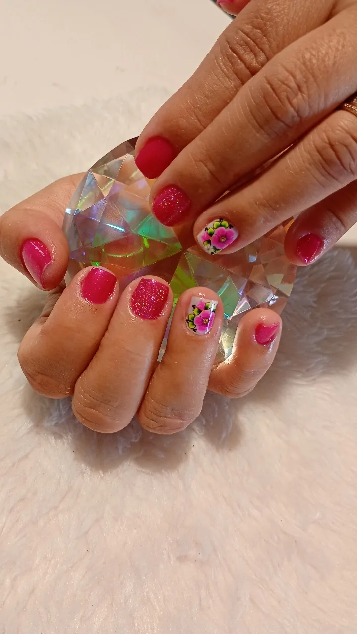 Esmalte pink com flores pintadas à mão
