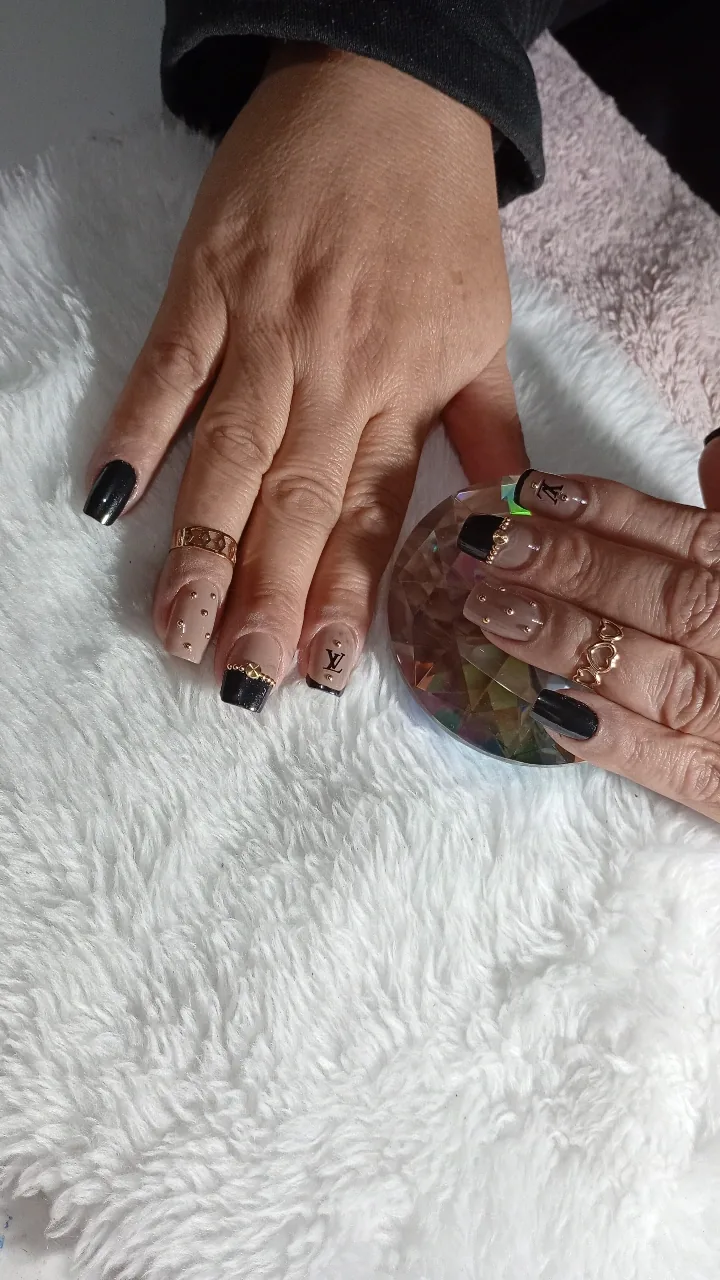 Preto com dourado e decoração personalizada