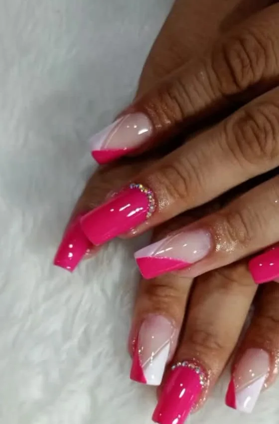 Nail art rosa pink com traço geométrico